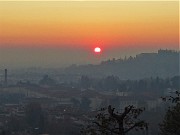 72 Il sole si arrossa e tramonta sui colli e verso la pianurra